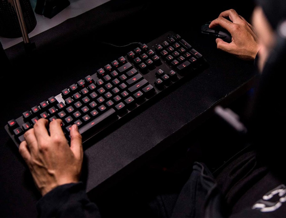 TECLADO LOGITECH GAMER MECANICO G413, RETROILUMINACIÓN CARBON LED - ROJO, 5 NIVELES DE INTENSIDAD PREDEFINIDOS (920-008300)